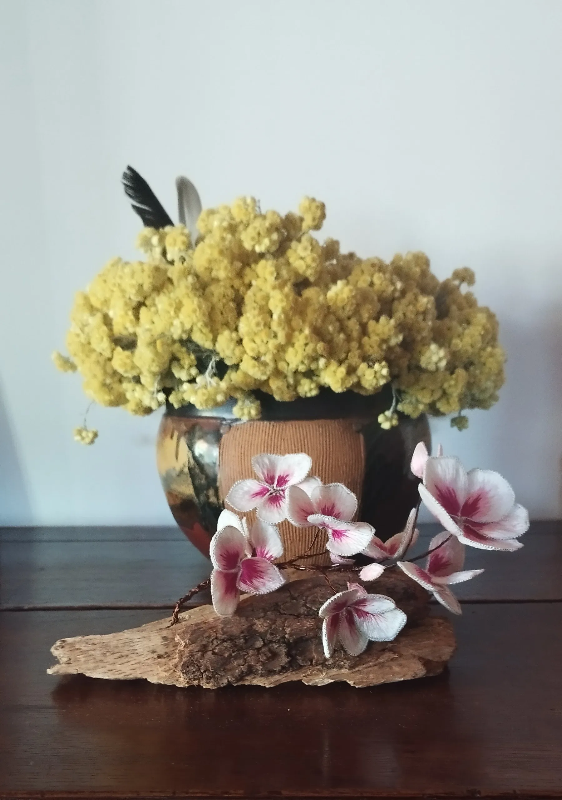 Fleurs sur bois flotté