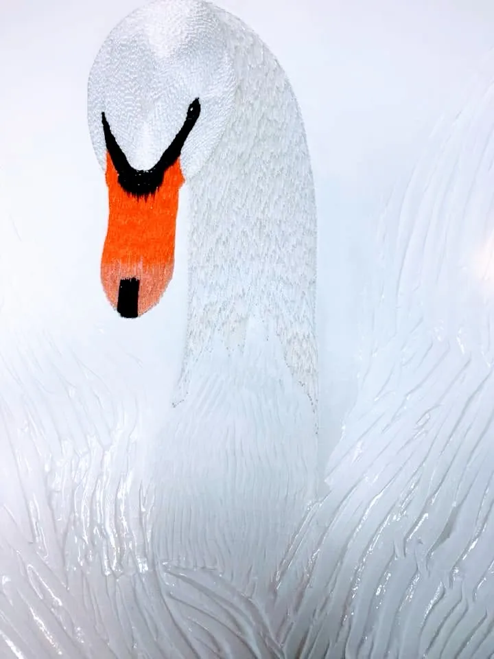 Gros plan sur la chaînette au crochet de Lunéville, cou du cygne d’Odile
